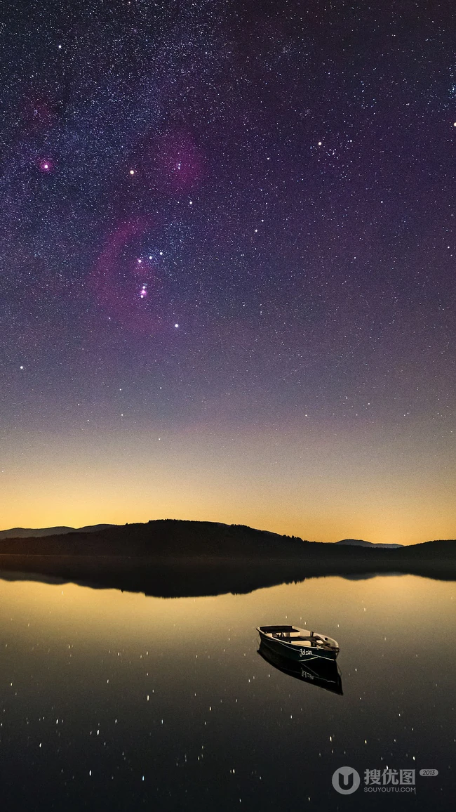 繁星点点的星空，一艘停在湖中央的独木舟唯美安静手机壁纸图片