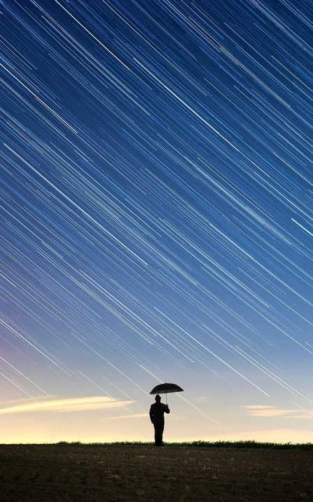夜晚，天空，流星雨，草原，撑伞的男人背影唯美手机壁纸图片