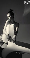 钟楚曦雾蓝纱裙穿搭登杂志 表现力十足写真图片