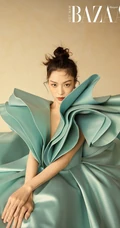 钟楚曦雾蓝纱裙穿搭登杂志 表现力十足写真图片