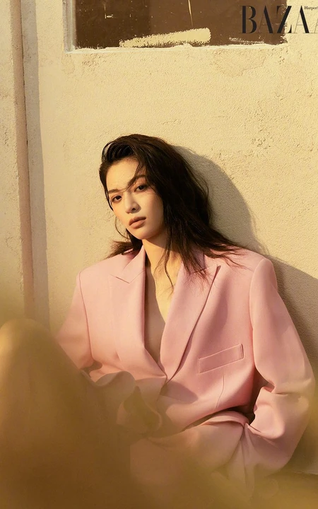 钟楚曦雾蓝纱裙穿搭登杂志 表现力十足写真图片