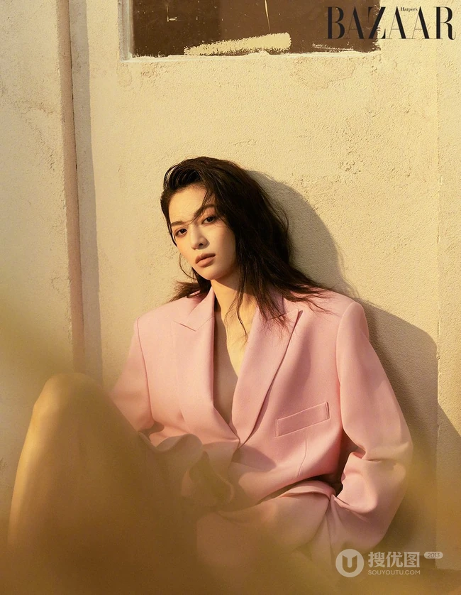钟楚曦雾蓝纱裙穿搭登杂志 表现力十足写真图片