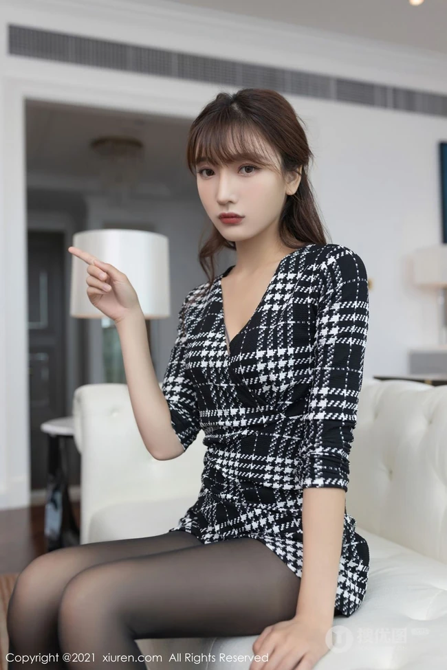身姿动人气质轻熟陆萱萱气质格纹连衣裙深袜袜穿搭应聘工作剧情版写真套图