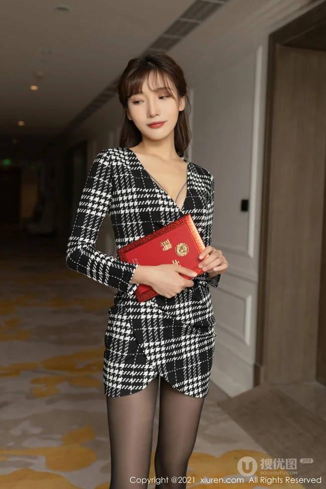 身姿动人气质轻熟陆萱萱气质格纹连衣裙深袜袜穿搭应聘工作剧情版写真套图