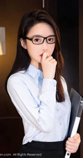 超有气质职业装眼镜女生轻熟小秘书summer宝宝黑短裙袜装高跟写真图片