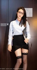 超有气质职业装眼镜女生轻熟小秘书summer宝宝黑短裙袜装高跟写真图片