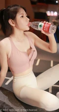 气质漂亮浅粉女生韩希蕾紧身运动衣白裤健身房锻炼显线条有致身段写真套图