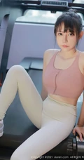 气质漂亮浅粉女生韩希蕾紧身运动衣白裤健身房锻炼显线条有致身段写真套图