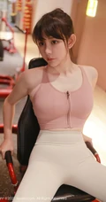 气质漂亮浅粉女生韩希蕾紧身运动衣白裤健身房锻炼显线条有致身段写真套图