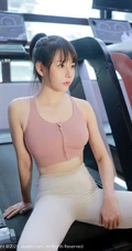 气质漂亮浅粉女生韩希蕾紧身运动衣白裤健身房锻炼显线条有致身段写真套图
