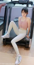 气质漂亮浅粉女生韩希蕾紧身运动衣白裤健身房锻炼显线条有致身段写真套图
