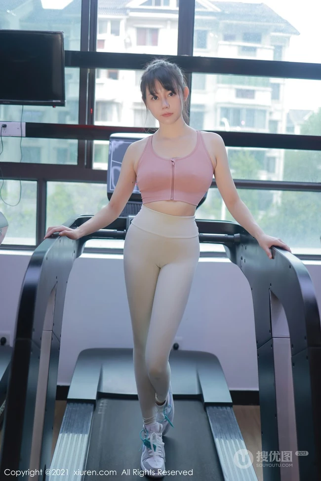 气质漂亮浅粉女生韩希蕾紧身运动衣白裤健身房锻炼显线条有致身段写真套图