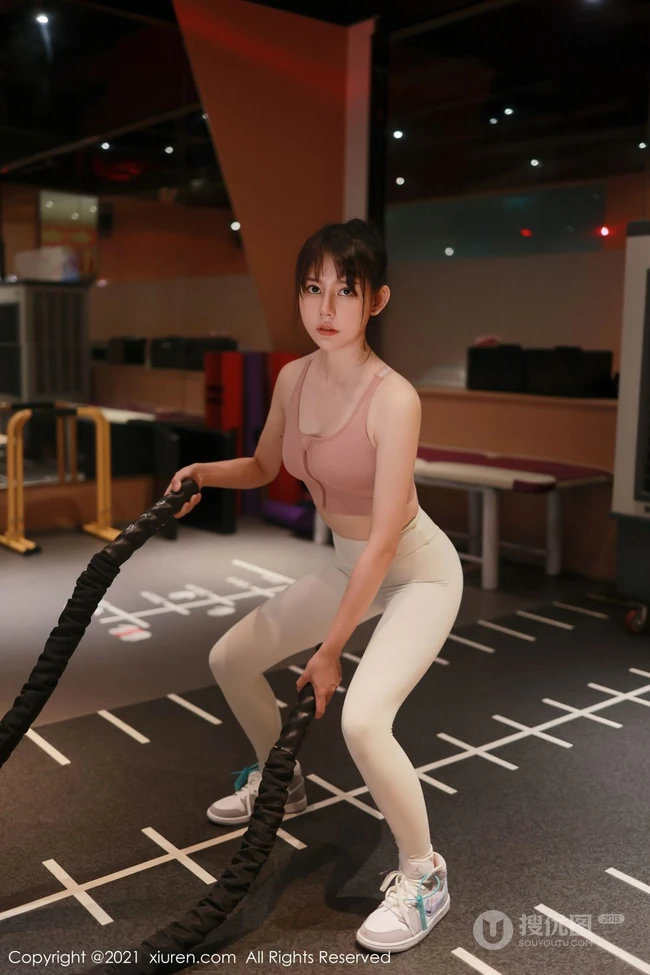 气质漂亮浅粉女生韩希蕾紧身运动衣白裤健身房锻炼显线条有致身段写真套图