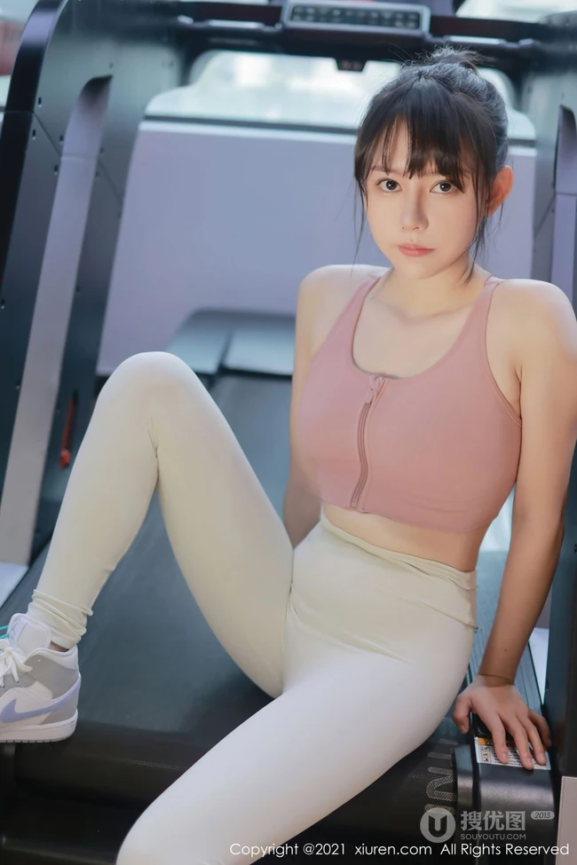气质漂亮浅粉女生韩希蕾紧身运动衣白裤健身房锻炼显线条有致身段写真套图