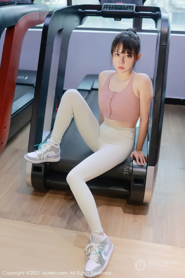 气质漂亮浅粉女生韩希蕾紧身运动衣白裤健身房锻炼显线条有致身段写真套图