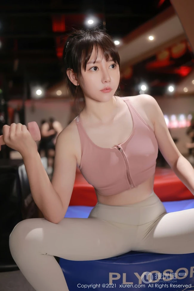 气质漂亮浅粉女生韩希蕾紧身运动衣白裤健身房锻炼显线条有致身段写真套图