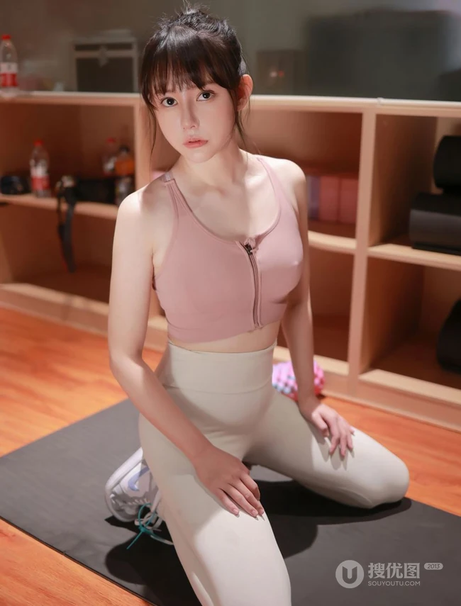 气质漂亮浅粉女生韩希蕾紧身运动衣白裤健身房锻炼显线条有致身段写真套图