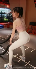 气质漂亮浅粉女生韩希蕾紧身运动衣白裤健身房锻炼显线条有致身段写真套图