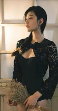 既复古又气质的匀称麻花辫美丽女孩紧身吸睛风格镂空家居服室内写真美图