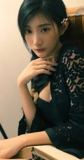 既复古又气质的匀称麻花辫美丽女孩紧身吸睛风格镂空家居服室内写真美图