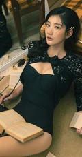既复古又气质的匀称麻花辫美丽女孩紧身吸睛风格镂空家居服室内写真美图