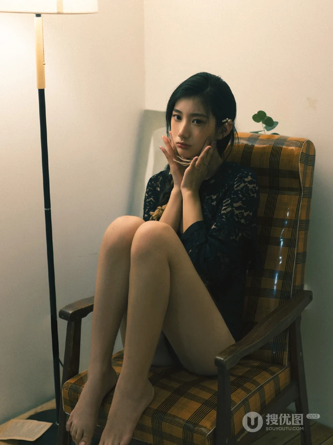 既复古又气质的匀称麻花辫美丽女孩紧身吸睛风格镂空家居服室内写真美图