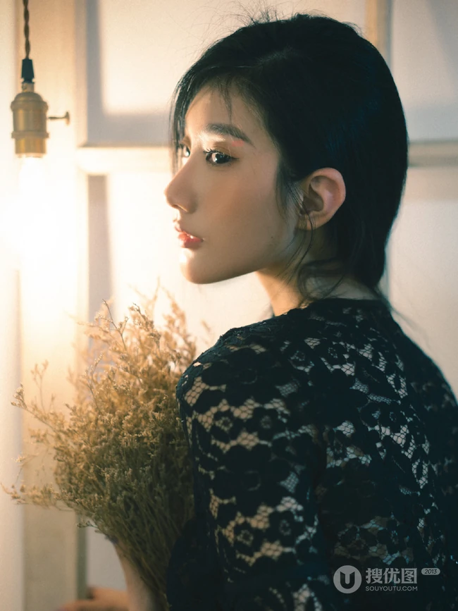 既复古又气质的匀称麻花辫美丽女孩紧身吸睛风格镂空家居服室内写真美图