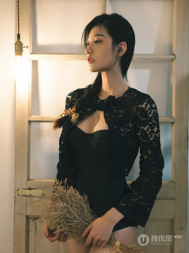 既复古又气质的匀称麻花辫美丽女孩紧身吸睛风格镂空家居服室内写真美图