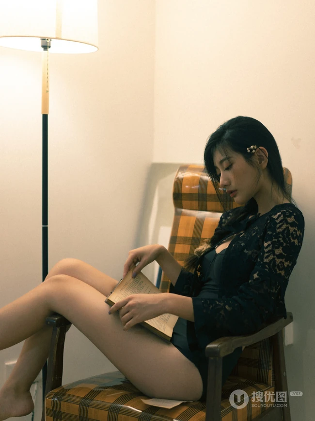 既复古又气质的匀称麻花辫美丽女孩紧身吸睛风格镂空家居服室内写真美图