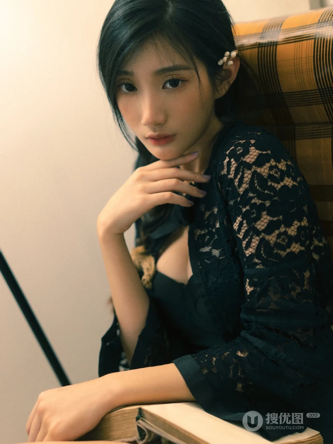 既复古又气质的匀称麻花辫美丽女孩紧身吸睛风格镂空家居服室内写真美图
