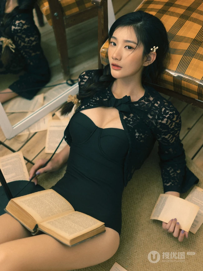 既复古又气质的匀称麻花辫美丽女孩紧身吸睛风格镂空家居服室内写真美图