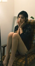 既复古又气质的匀称麻花辫美丽女孩紧身吸睛风格镂空家居服室内写真美图