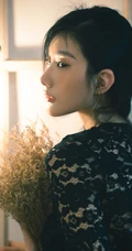 既复古又气质的匀称麻花辫美丽女孩紧身吸睛风格镂空家居服室内写真美图
