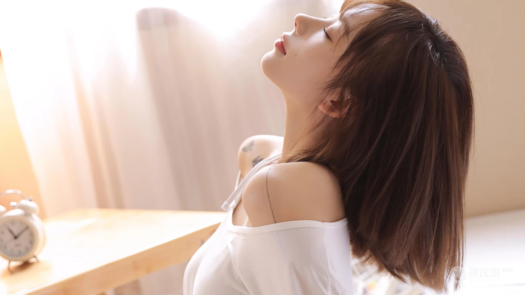 锁骨有纹身的清冷娇小可人美肩短发美女高清私房写真壁纸图片