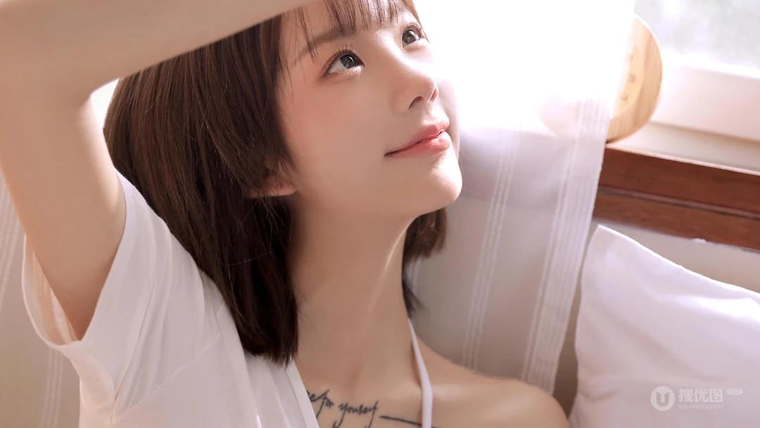 锁骨有纹身的清冷娇小可人美肩短发美女高清私房写真壁纸图片