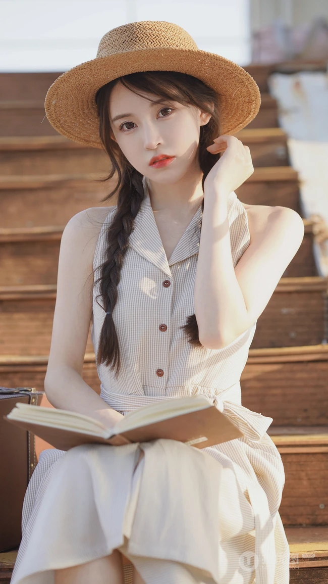 坐在楼梯台阶上的双麻花辫长裙美少女高清写真手机壁纸图片