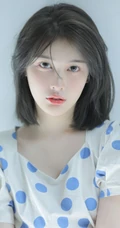 皮肤超白的漂亮短发女生小姐姐，清新波点裙在阳光室内下尽显不一样的静态美
