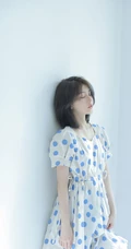 皮肤超白的漂亮短发女生小姐姐，清新波点裙在阳光室内下尽显不一样的静态美