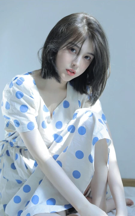 皮肤超白的漂亮短发女生小姐姐，清新波点裙在阳光室内下尽显不一样的静态美