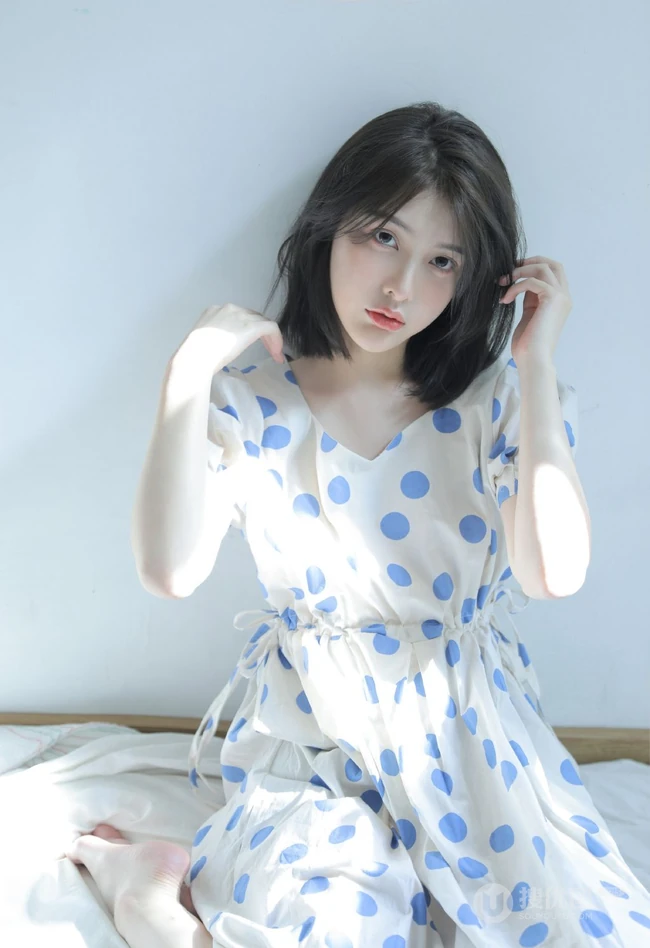 皮肤超白的漂亮短发女生小姐姐，清新波点裙在阳光室内下尽显不一样的静态美