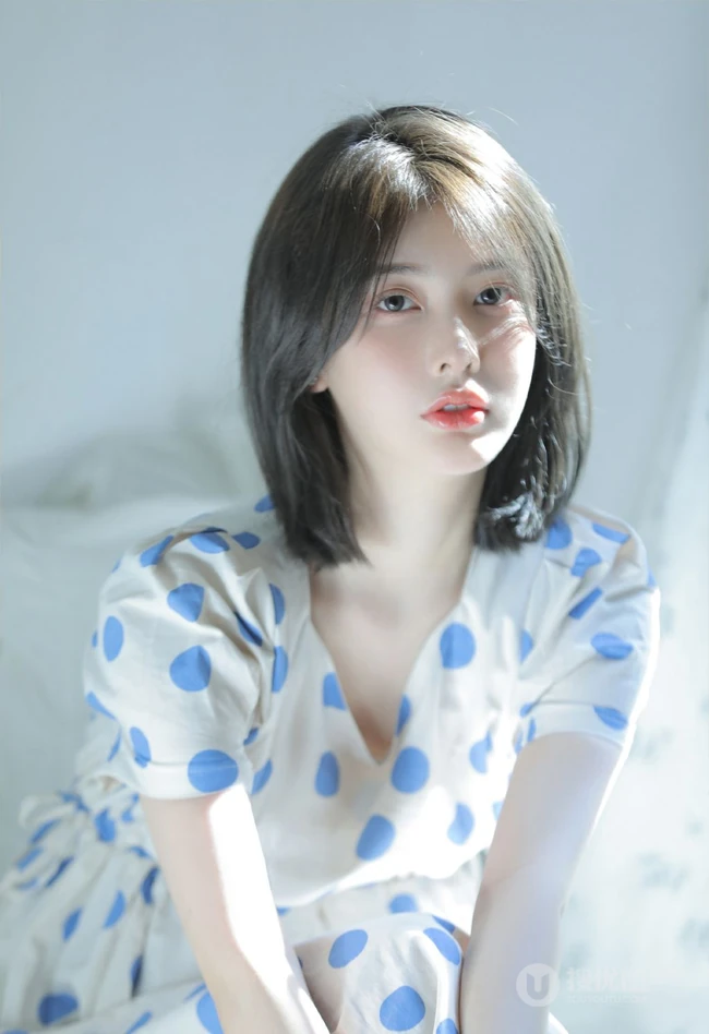 皮肤超白的漂亮短发女生小姐姐，清新波点裙在阳光室内下尽显不一样的静态美