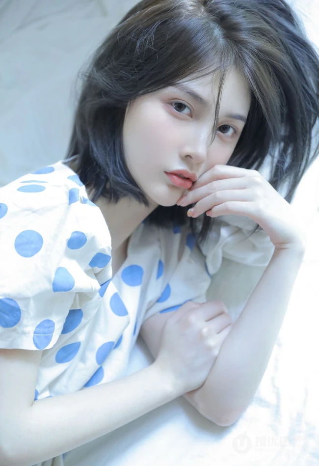 皮肤超白的漂亮短发女生小姐姐，清新波点裙在阳光室内下尽显不一样的静态美