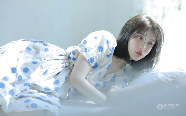 皮肤超白的漂亮短发女生小姐姐，清新波点裙在阳光室内下尽显不一样的静态美