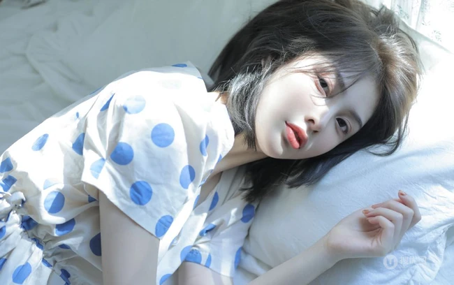皮肤超白的漂亮短发女生小姐姐，清新波点裙在阳光室内下尽显不一样的静态美