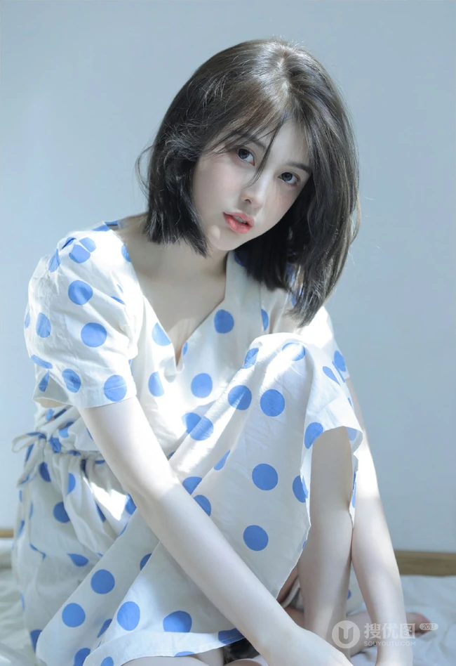 皮肤超白的漂亮短发女生小姐姐，清新波点裙在阳光室内下尽显不一样的静态美