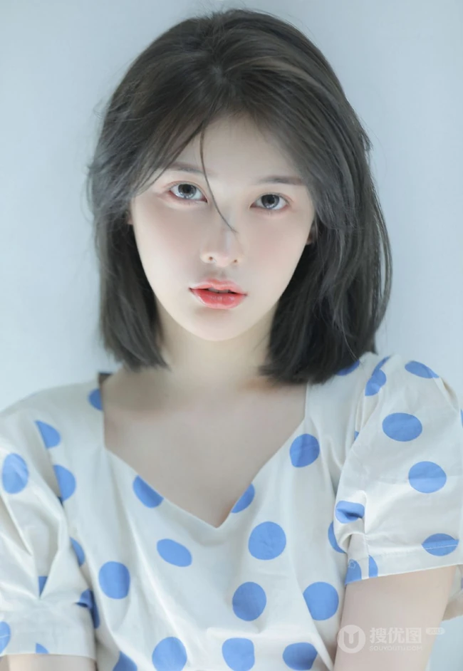 皮肤超白的漂亮短发女生小姐姐，清新波点裙在阳光室内下尽显不一样的静态美