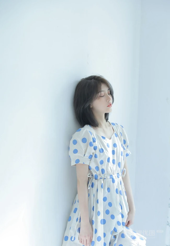 皮肤超白的漂亮短发女生小姐姐，清新波点裙在阳光室内下尽显不一样的静态美
