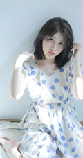皮肤超白的漂亮短发女生小姐姐，清新波点裙在阳光室内下尽显不一样的静态美