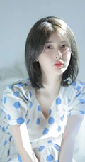 皮肤超白的漂亮短发女生小姐姐，清新波点裙在阳光室内下尽显不一样的静态美