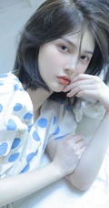 皮肤超白的漂亮短发女生小姐姐，清新波点裙在阳光室内下尽显不一样的静态美